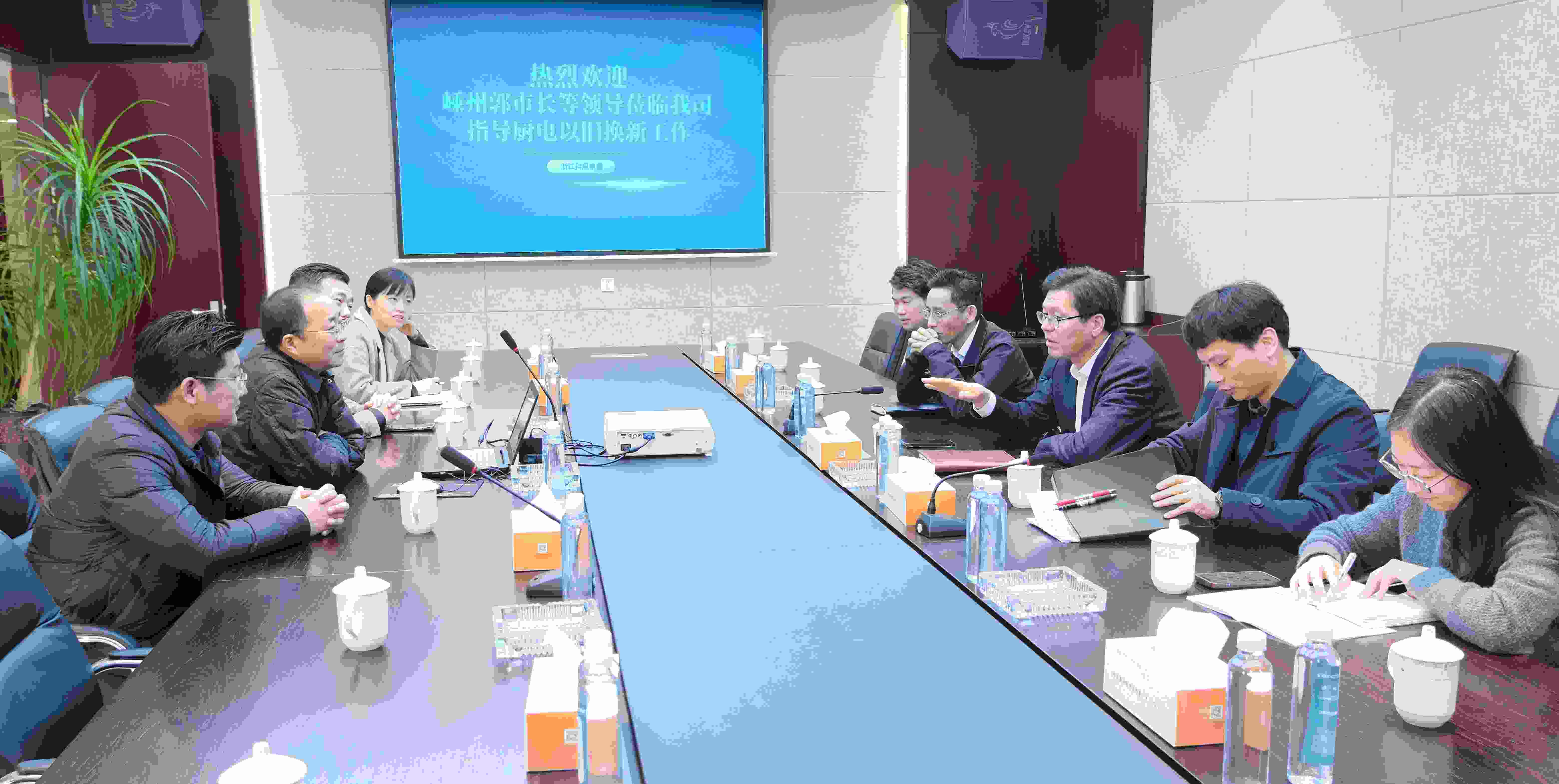 嵊州‌市副市長郭偉鋒，商務(wù)局領(lǐng)導(dǎo)一行蒞臨科恩調(diào)研廚電以舊換新工作！